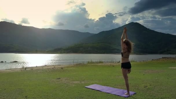 Flycam Weergave Hoog Meisje Staat Yoga Vormen Vrikshasana Tegen Rustige — Stockvideo