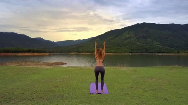 Drohnenrückansicht Blondes Mädchen Steht Yoga Pose Tadasana See Vor Hügeln — Stockvideo