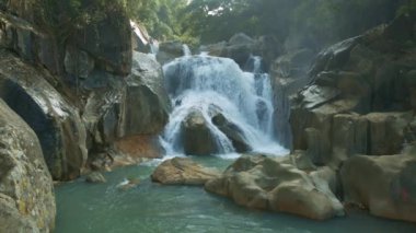 güzellikler güçlü şelale akışları arasında köpükle green river yamaçlara tropik bitkiler arasında keskin