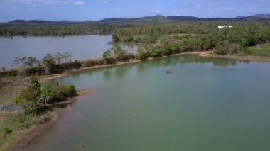 güzel üst görünüm dar yere satırla ince ağaçlar ve çalılar arasında mavi gökyüzü karşı büyük yeşil göl