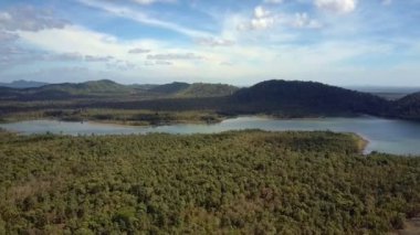 kalın orman uzun sakin göl uzak Hills beyaz bulutlar gökyüzü karşı ufukta güzel panoramik manzara