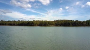 Hava Görünüm Yakınlaştır su balıkçı tekneleri için ahşap sopa yukarıda göl ormana sınırsız gökyüzü karşı yakasında