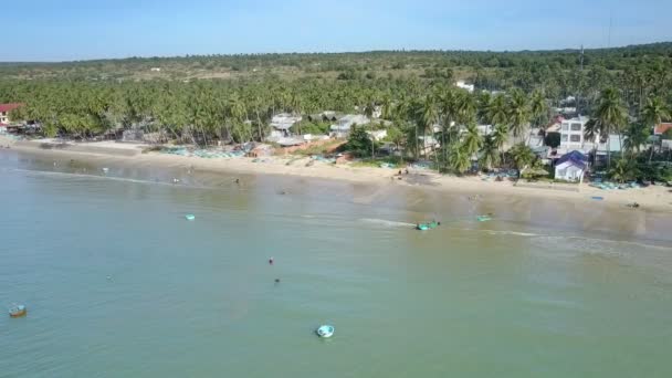 Aerial Zoom Turquoise Calm Ocean Boundless Green Coastline Hotels Fishermen — Stock Video