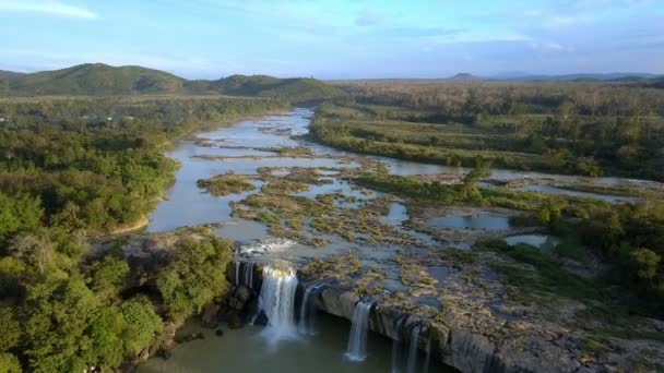 Altopiano Vista Panoramica Ampio Fiume Con Cascata Schiumosa Tra Foresta — Video Stock