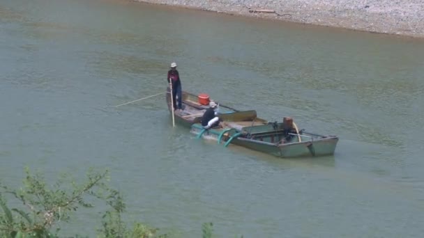 Personer Sidder Båd Udtrække Byggemateriale Tager Sand Floden Bund Ved – Stock-video