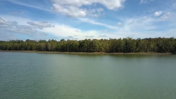 Obrazowym Panorama Zoom Lasów Tropikalnych Brzegu Duży Zielony Jezioro Przeciwko — Wideo stockowe