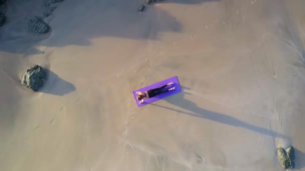 Oprijzen Hoog Boven Meisje Paars Mat Liggend Nat Zand Golven — Stockvideo