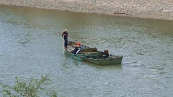Einheimische Fördern Sand Boote Mit Langen Rohren Und Reinigen Flusswasser — Stockvideo