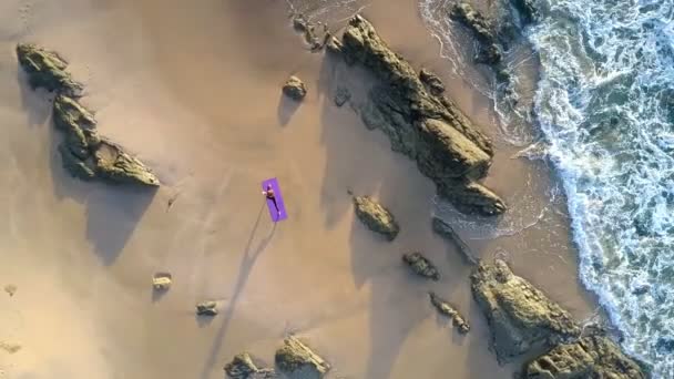 Hohe Luftaufnahme Schäumende Wellen Rollen Auf Steinen Und Sandfrau Figur — Stockvideo