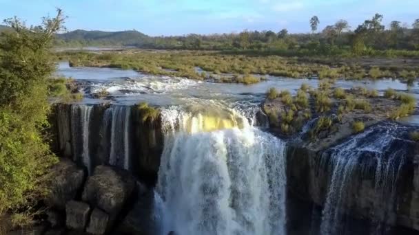 Hareket Yakın Güçlü Köpüklü Şelale Taş Platformu Nehir Küçük Adalar — Stok video