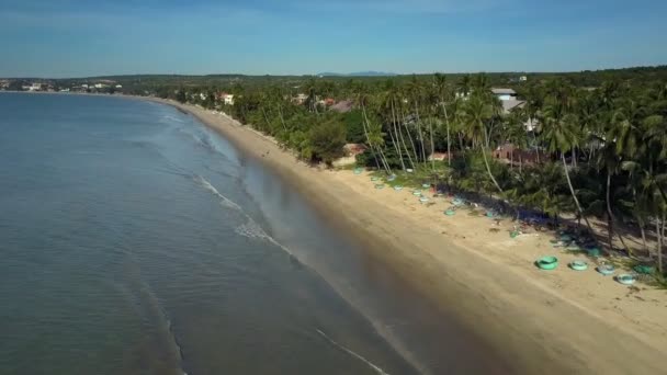 上观沙滩上的渔船和游客沿岸边冲刷的宁静的海洋 — 图库视频影像