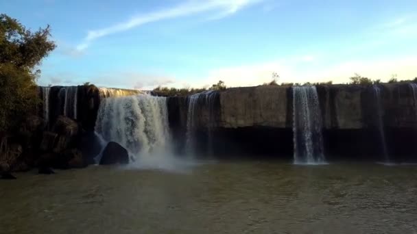 Letecký Pohled Krásné Vodopády Kolo Cliff Široká Řeka Stromy Proti — Stock video