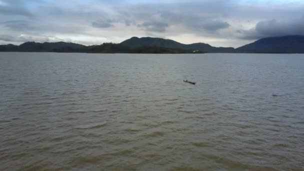Panorama Superior Pictórico Ilimitado Lago Gris Oscuro Pequeña Silueta Barco — Vídeos de Stock