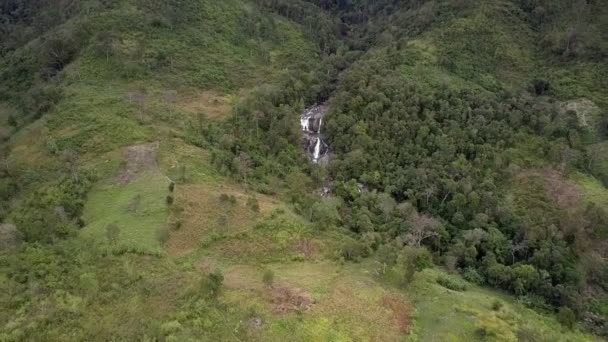 Дивовижний Панорамний Вид Віддалені Невеликі Водоспади Серед Горбистих Земель Покритих — стокове відео