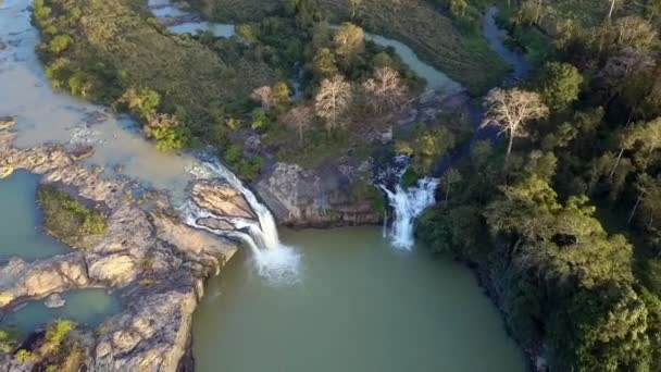 Merveilleuse Vue Aérienne Belles Chutes Eau Sur Des Rochers Escarpés — Video