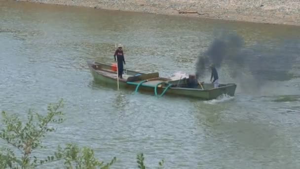 Yerel Halkın Nehir Tekne Taki Elden Çıkarma Bölgesine Küçük Yasaktır — Stok video