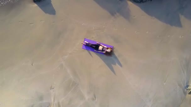 Mooie Hoge Luchtfoto Beweging Rond Meisje Mat Onder Natte Zand — Stockvideo