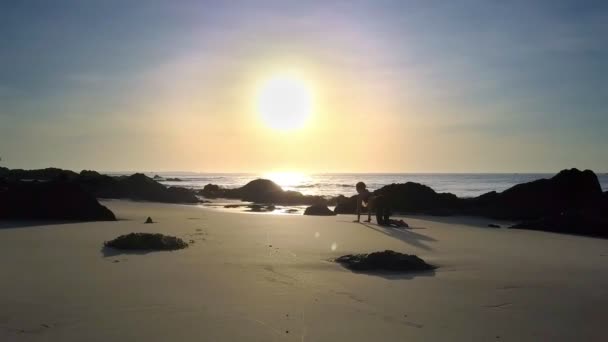 Fantástico Panorama Slim Chica Silueta Practica Yoga Mar Playa Contra — Vídeo de stock