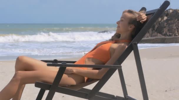 Vue Côté Jeune Femme Joyeuse Maillot Bain Orange Détend Dans — Video