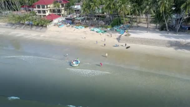 Prachtige Luchtfoto Oceaan Golven Rollen Aan Zandstrand Met Palmen Hotels — Stockvideo