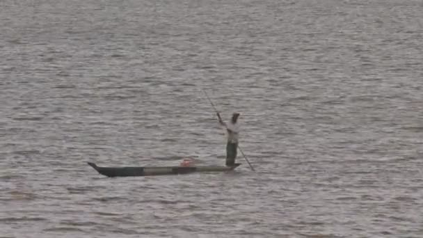 Holak Vietnam Gennaio 2018 Uomo Vietnamita Tradizionale Cappello Trova Canoa — Video Stock