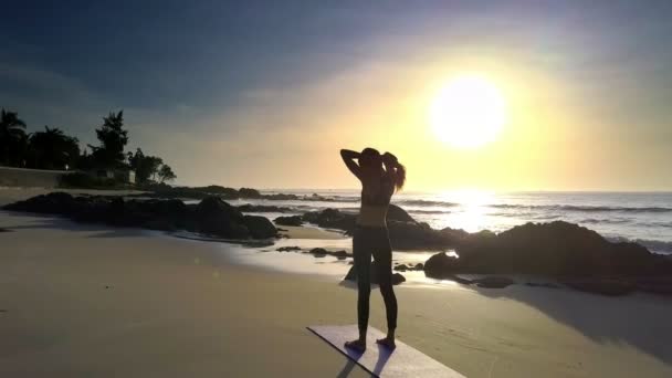 Baksidan Flygfoto Slim Sport Yoga Utövare Flicka Vidrör Hårstrån Ocean — Stockvideo