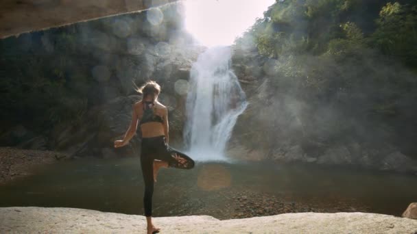 Chica Vista Trasera Para Posición Yoga Vrikshasana Contra Los Rayos — Vídeos de Stock