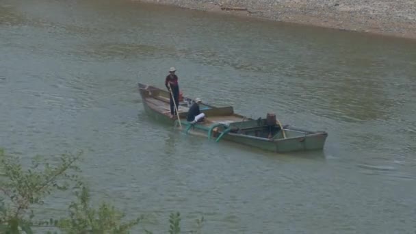 Vietnamese Versucht Mit Langem Stock Sandrohr Aus Fluss Heben Und — Stockvideo