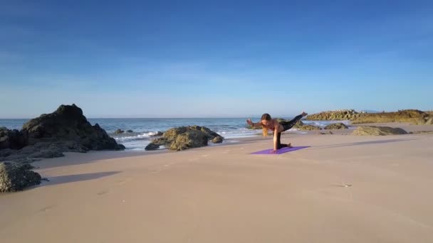 Sterk Jente Svart Gjør Vanskelig Yoga Assana Matta Mot Store – stockvideo