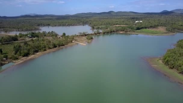 Increíble Vista Aérea Carretera Asfalto Con Tráfico Entre Grandes Lagos — Vídeos de Stock