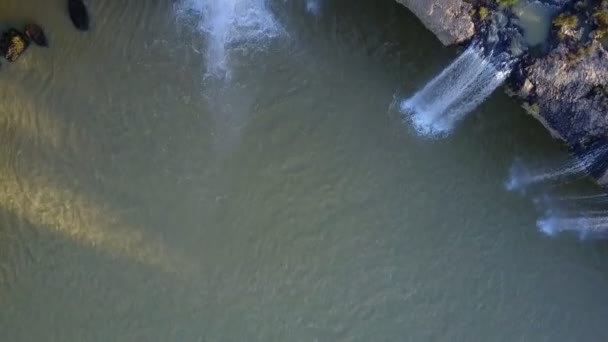 Letecký Pohled Fantastický Silným Průtokem Vody Padá Dolů Balvanů Tiché — Stock video