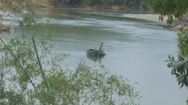 Ragazzo Barca Utilizza Tubo Estrarre Sabbia Dal Fondo Del Fiume — Video Stock