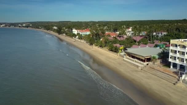 空中全景灿烂的现代度假酒店棕榈面沙滩被宁静的蔚蓝海洋冲刷 — 图库视频影像