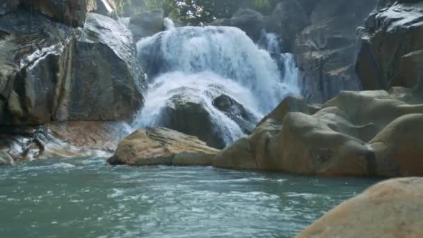 Vista Estreita Pictórica Pequena Cachoeira Espumosa Corre Rio Verde Entre — Vídeo de Stock
