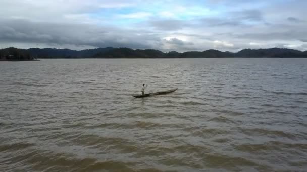Panorama Pescador Local Navega Pirogue Com Vara Longa Lago Ondulando — Vídeo de Stock