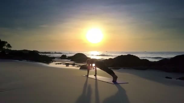 Аерофотозйомка Дівчина Практик Йоги Змінює Положення Від Дошки Кута Пляжі — стокове відео