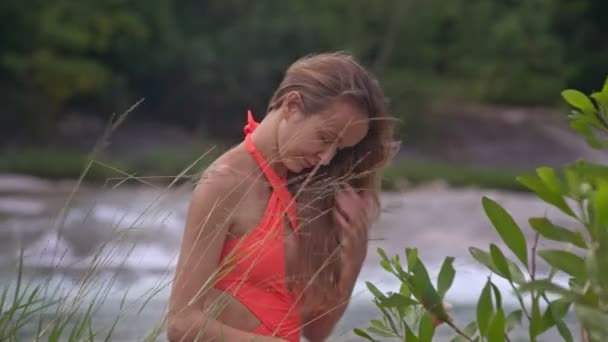 Kant Bekijken Mooie Jonge Vrouw Oranje Raakt Lang Haar Rode — Stockvideo