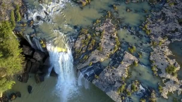 空中パノラマ広い川の水が夜の日光の下で泡立つ滝を形成 狭い石門を落ちる — ストック動画