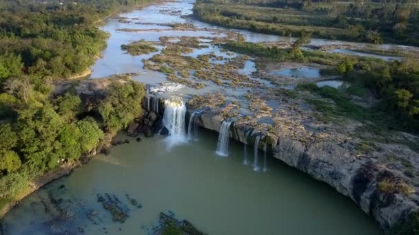 Vue Aérienne Tranquille Eau Rivière Coule Plate Forme Rocheuse Dans — Video