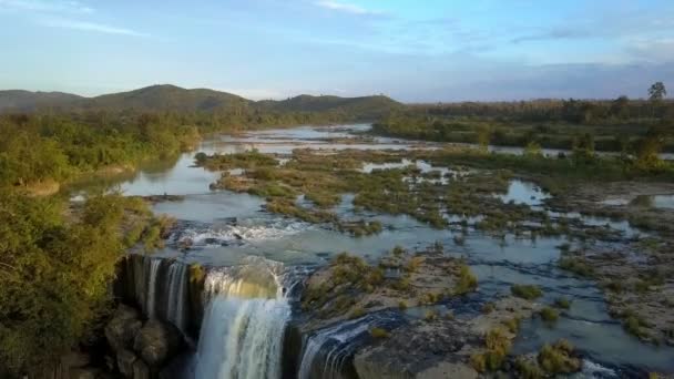 Gün Batımında Mavi Gökyüzü Karşı Orman Arasında Geniş Nehir Taş — Stok video