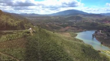 pirinç alanları kahve ağacı tarlaları karşı mavi gökyüzü ile kırsal Vadisi arasında şaşırtıcı yayla panoramik görünümü büyük göl