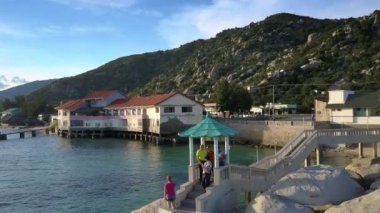 Dalat/Vietnam - 20 Kasım 2017: Harika hava görünümünü turist grubuna oyuk dağ ve mavi gökyüzü üzerinde 20 Kasım Dalat içinde karşı büyük buzlu yeşil çatılı