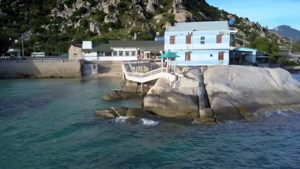 鼓舞人心的空中景观岩石海洋海岸与舒适的餐厅和女孩在红色的小壁龛 — 图库视频影像