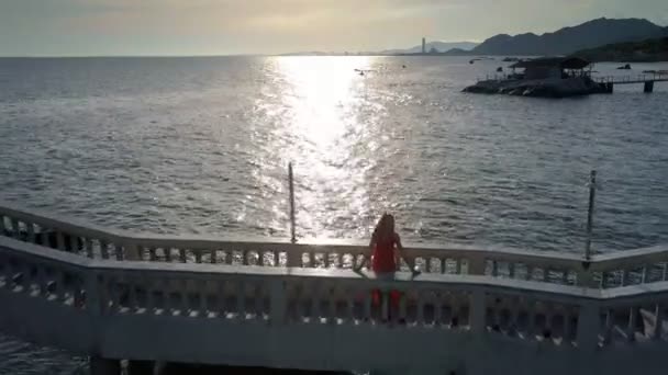 Let Dívka Dlouhé Červené Šaty Mostě Úžasný Západ Slunce Reflexe — Stock video
