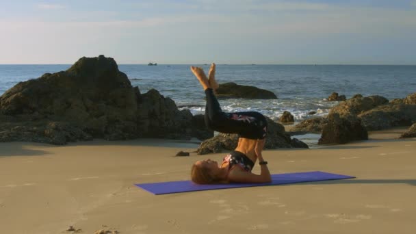 Giovane Ragazza Bionda Leggings Top Cambia Pose Yoga Sulla Spiaggia — Video Stock