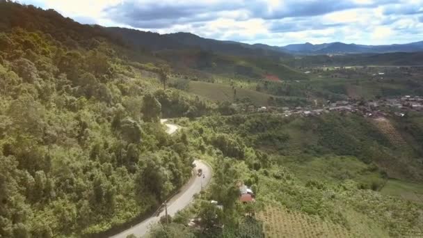 Maravillosa Vista Aérea Moderna Carretera Entre Montaña Con Selvas Valle — Vídeos de Stock