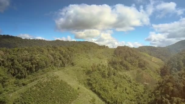 Asombrosa Vista Aérea Líneas Eléctricas Modernas Colina Montaña Verde Cubierta — Vídeo de stock