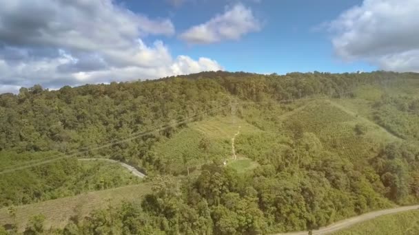 渓谷と高圧送電線にわたって美しい高原パノラマを高速道路クロスに対して空の雲の丘 — ストック動画
