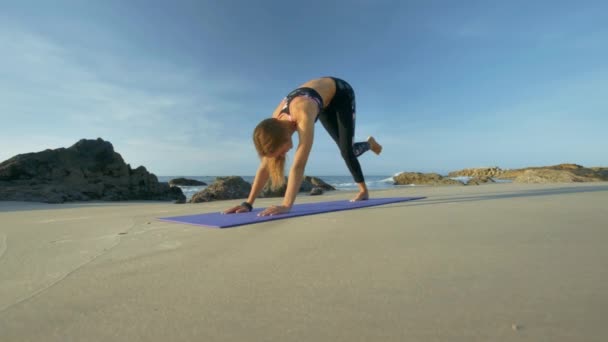 Vista Baixo Menina Muito Forte Faz Exercícios Fitness Lentamente Praia — Vídeo de Stock