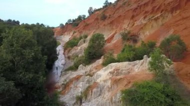 yüksek hava panorama peri akışı fantastik antik vadide yamaçları ve uzak turist nehir yürümek